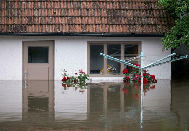 Teile von Leinzell sind überflutet, nachdem der Fluss Lein über die Ufer getreten war.   | Foto: Jason Tschepljakow/dpa