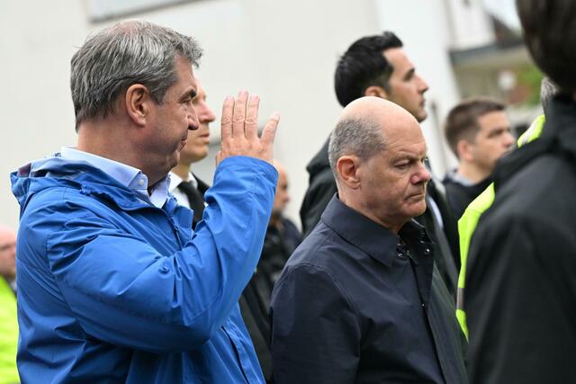 Bundeskanzler Olaf Scholz und Bayerns Ministerpräsident Markus Söder (l) im oberbayerischen Reichertshofen.  | Foto: Sven Hoppe/dpa