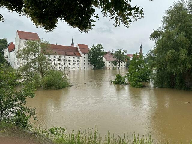 Vor dem Herzogsschloss in Straubing führt die Donau Hochwasser. In Deggendorf in Niederbayern ist wegen des Hochwassers ein Passagierschiff evakuiert worden. Mehr als 140 Menschen würden seit den Mittagsstunden vom Schiff gebracht, sagte eine Sprecherin des Landratsamts am Montag. Wegen des Hochwassers an der Donau könne das Schiff nicht weiterreisen. Bei den Passagieren handle es sich überwiegend um ältere Menschen. Es gebe aber bislang keinen medizinischen Notfall an Bord, hieß es weiter. Boote waren im Einsatz, um die Menschen an Land zu bringen. | Foto:  Ute Wessels/dpa