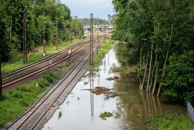 Überflutete Bahntrasse nahe der Donaubrücke in Günzburg. | Foto:  Matthias Balk/dpa