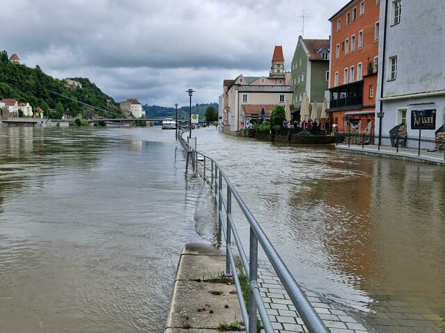 Eine Uferstraße ist vom Hochwasser überschwemmt. Der Wasserstand der Donau in Passau hat in der Nacht zum Dienstag (4. Juni) die Neun-Meter-Marke überschritten. Um 3 Uhr meldete der Hochwassernachrichtendienst (HND) einen Wasserstand von 9,27 Metern.  | Foto: Markus Zechbauer/Zema Medien/dpa