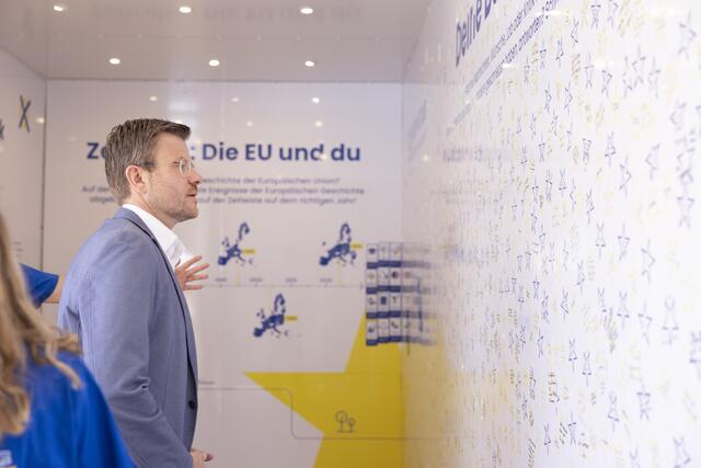 Oberbürgermeister Marcus König besuchte den Europatruck.  | Foto: Giulia Iannicelli / Stadt Nürnberg
