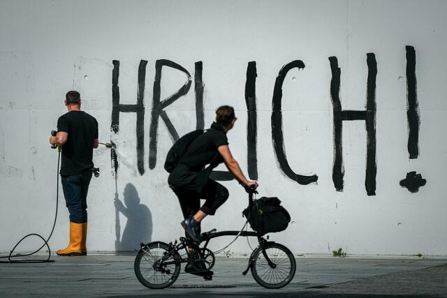 Der Schriftzug «Sei Ehrlich!» wird nach der Protestaktion vom Kanzleramt entfernt.  | Foto: Kay Nietfeld/dpa