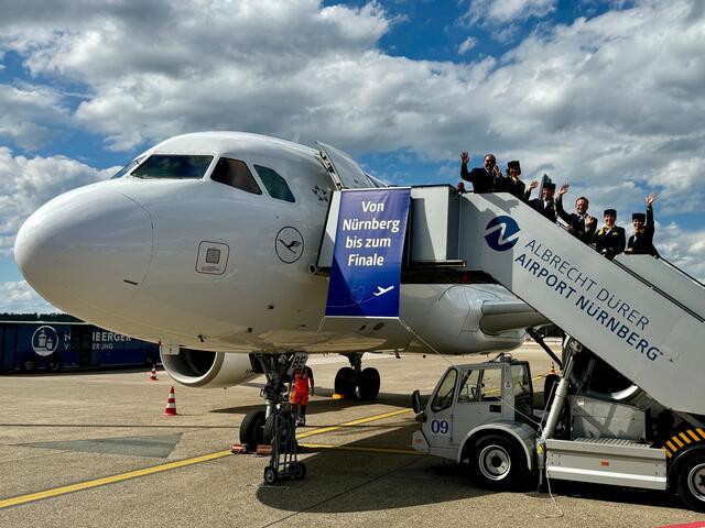 Die Nationalmannschaft fliegt an Bord eines Lufthansa Airbus A319 ab Nürnberg zu ihrem Testspiel vor der EM.  | Foto: Christian Albrecht / Airport Nürnberg