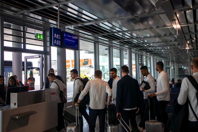 Die Nationalmannschaft fliegt an Bord eines Lufthansa Airbus A319 ab Nürnberg zu ihrem Testspiel vor der EM.  | Foto: Christian Albrecht / Airport Nürnberg