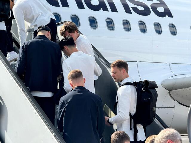 Die Nationalmannschaft fliegt an Bord eines Lufthansa Airbus A319 ab Nürnberg zu ihrem Testspiel vor der EM.  | Foto: Christian Albrecht / Airport Nürnberg