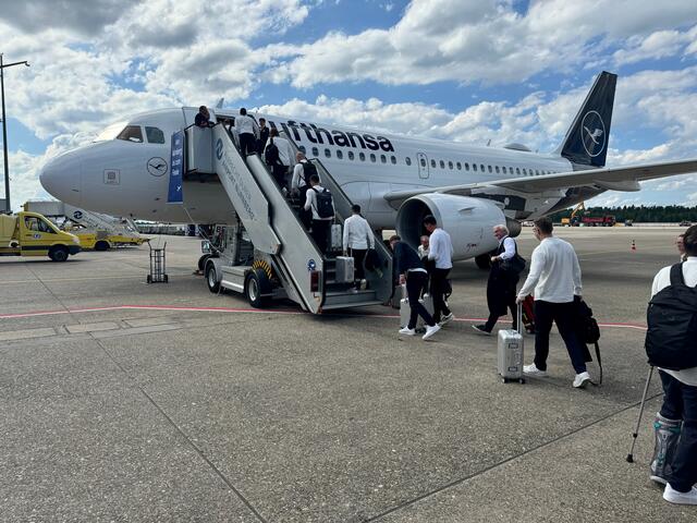 Die Nationalmannschaft fliegt an Bord eines Lufthansa Airbus A319 ab Nürnberg zu ihrem Testspiel vor der EM.  | Foto: Christian Albrecht / Airport Nürnberg