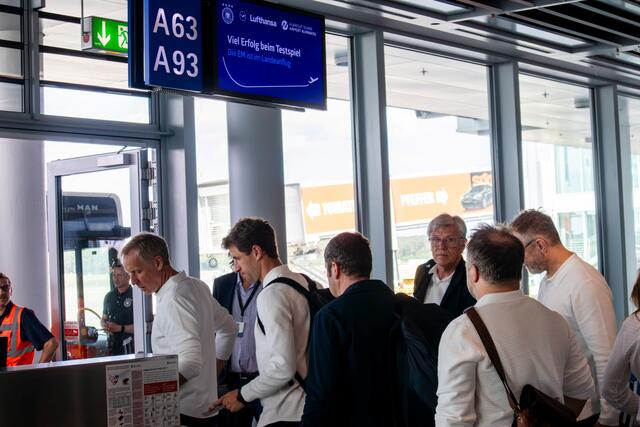 Die Nationalmannschaft fliegt an Bord eines Lufthansa Airbus A319 ab Nürnberg zu ihrem Testspiel vor der EM.  | Foto: Christian Albrecht / Airport Nürnberg