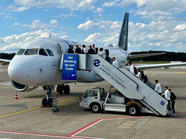 Die Nationalmannschaft fliegt an Bord eines Lufthansa Airbus A319 ab Nürnberg zu ihrem Testspiel vor der EM.  | Foto: Christian Albrecht / Airport Nürnberg