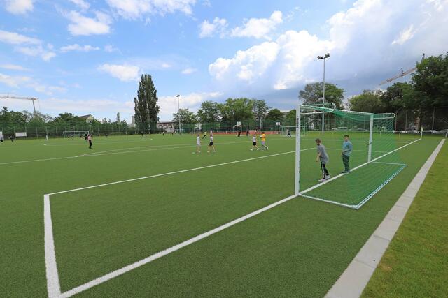 Schülerinnen und Schüler sowie Lehrkräfte freuen sich gemeinsam mit BM Markus Braun und Baureferentin Christine Lippert über das neue Sportareal. | Foto: Stadt Fürth / Ebersberger