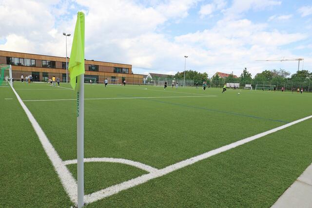 Schülerinnen und Schüler sowie Lehrkräfte freuen sich gemeinsam mit BM Markus Braun und Baureferentin Christine Lippert über das neue Sportareal. | Foto: Stadt Fürth / Ebersberger
