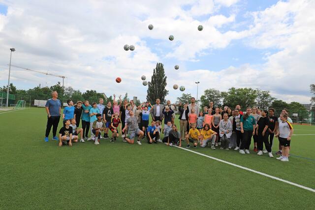 Schülerinnen und Schüler sowie Lehrkräfte freuen sich gemeinsam mit BM Markus Braun und Baureferentin Christine Lippert über das neue Sportareal. | Foto: Stadt Fürth / Ebersberger