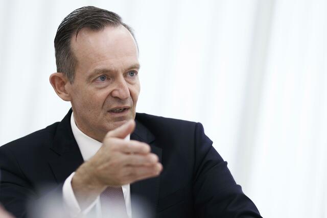 Eine Strecke für fünf Monate zu sperren, sei ein maximaler Eingriff ins Netz. Danach aber könnten die Züge im Regelbetrieb über Jahrzehnte pünktlich fahren, so Wissing.  | Foto: Carsten Koall/dpa