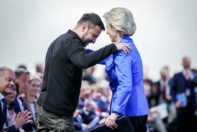 Ursula von der Leyen (mit dem ukrainischen Präsidenten Wolodymyr Selenskyj) hat sich für die Aufnahme von EU-Beitrittsverhandlungen mit der Ukraine ab Ende Juni ausgesprochen. Die Ukraine habe alle vereinbarten Reformschritte erfüllt, meint von der Leyen.  | Foto: Kay Nietfeld/dpa