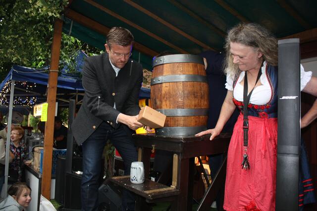 Da war die Kirchweihwelt 2023 noch in Ordnung: OB Marcus König beim Anstich im Barockhäusle unmittelbar vor dem Malheur... | Foto: Victor Schlampp