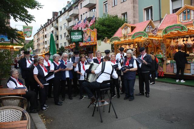 Musikalischer Auftakt mit dem Marinechor. | Foto: Victor Schlampp