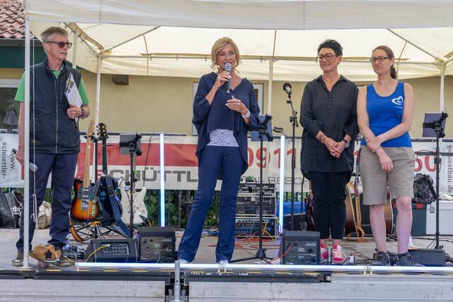 Die Präsidentin des Tierheims Nürnberg Dagmar Wöhrl (2.v.l.) bei der Eröffnung eines  Sommerfestes.  | Foto: Tierschutzverein und Tierheim Nürnberg