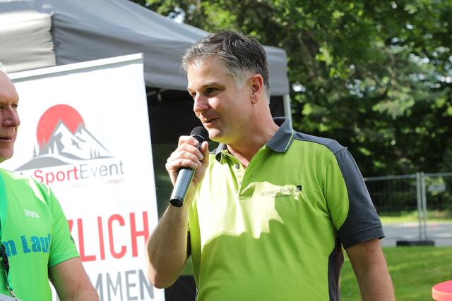 Südwestpark Geschäftsführer Daniel Pfaller freute sich, dass er auch heuer wieder die zahlreich erschienenen Sportbegeisterten begrüßen konnte.
 | Foto: Jürgen Friedrich