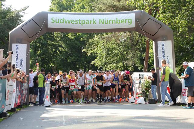 850 Läuferinnen und Läufer gingen beim diesjährigen FunRun im Südwestpark Nürnberg an den Start.  | Foto: Jürgen Friedrich