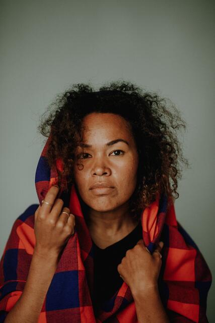 Eine wundervolle Stimme, hervorragend geschriebene und arrangierte Songs - einfach mitreißend und verzaubernd. Die studierte JazzSängerin Hanna Sikasa kommt mit ihrem Studioalbum "Sequel" zu uns. Freuen wir uns auf die tolle Musik der Künstlerin mit Wurzeln in der Schweiz und Kenia. | Foto: ©Natalie Stanczak