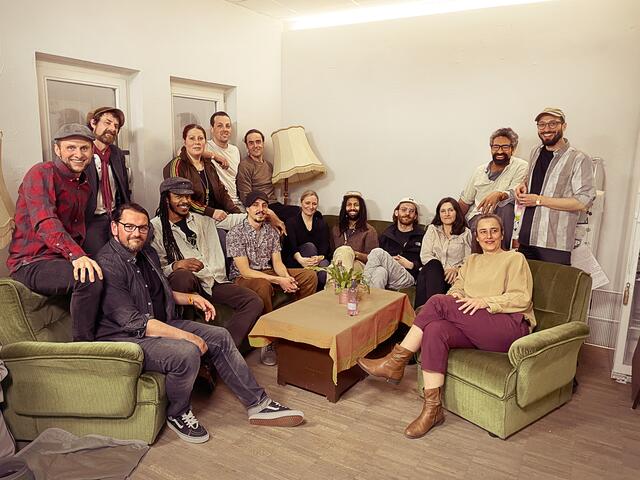 Begonnen hat KingsToneClub als Partyreihe in der Desi in Nürnberg. Aber inzwischen hält es sie dort nicht mehr. Kein Wunder, denn so viel Groove, Pulse und Energie muss auf die Straße bzw. die Bühne. Eine hammermäßige Band, immer wieder neue Stimmen und der Sound von Ska und Rocksteady versprechen: Feiern, als wär's wieder 1970. Wir haben Bock!  | Foto: KingsTone Club / oh