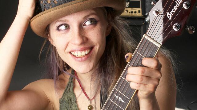 Cynthia Nickschas kennt der Fürther eigentlich vom Mittelaltermarkt an der Freiheit. Hier tourt sie zwischen Glühweinstand und Kleinkunstbühne. Was uns beim Fürth Festival erwartet, ist aber sehr wohl große Kunst. Wenn Cynthia mit der Gitarre die Bühne betritt, ist sehr schnell klar, dass hier zugehört werden will! Nicht umsonst wurde sie 2023 für den Preis der deutschen Schallplattenkritik in der
Kategorie Rock nominiert. Nicht verpassen! | Foto: cynthiaandfriends.de