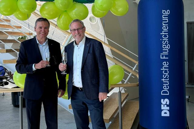 Niederlassungsleiter der DFS in Nürnberg, Markus Bembenek (links) und Flughafengeschäftsführer Dr. Michael Hupe (rechts) bei der Jubiläumsfeier.  | Foto: Airport Nürnberg / Nadine Lohmüller