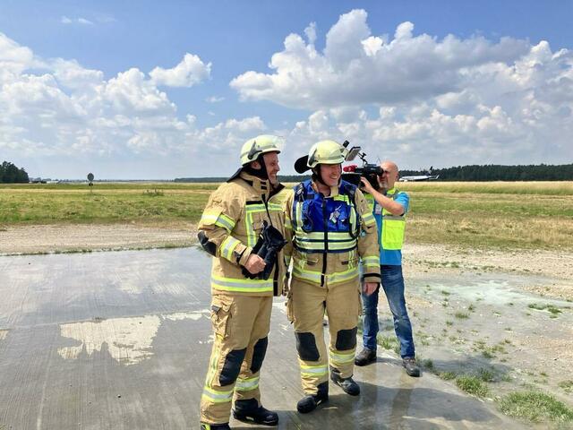 Bürgermeister Christian Vogel im Einsatz bei der Flughafen-Feuerwehr. Regelmäßig taucht er in die  tägliche Arbeit verschiedener Institutionen ein, um den Alltag der Menschen kennenzulernen.  | Foto: Christian Vogel/Flughafen-Feuerwehr