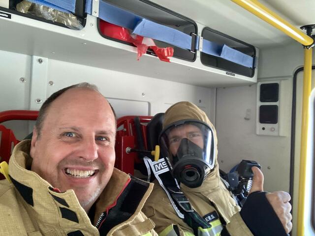 Bürgermeister Christian Vogel im Einsatz bei der Flughafen-Feuerwehr. Regelmäßig taucht er in die  tägliche Arbeit verschiedener Institutionen ein, um den Alltag der Menschen kennenzulernen.  | Foto: Christian Vogel/Flughafen-Feuerwehr