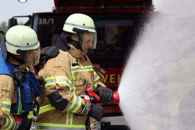 Bürgermeister Christian Vogel im Einsatz bei der Flughafen-Feuerwehr. Regelmäßig taucht er in die  tägliche Arbeit verschiedener Institutionen ein, um den Alltag der Menschen kennenzulernen.  | Foto: Christian Vogel/Flughafen-Feuerwehr
