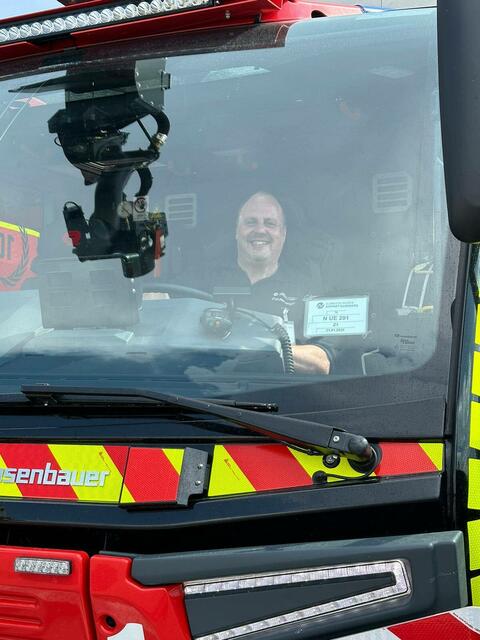 Bürgermeister Christian Vogel im Einsatz bei der Flughafen-Feuerwehr. Regelmäßig taucht er in die  tägliche Arbeit verschiedener Institutionen ein, um den Alltag der Menschen kennenzulernen.  | Foto: Christian Vogel/Flughafen-Feuerwehr