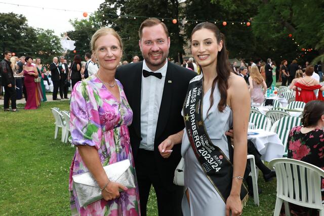 CSU-MdL Jochen Kohler mit CSU-Bezirksrätin Jenny Baier (l.( und Miss Nürnberg.  | Foto: Jürgen Friedrich/Udo Dreier/Verena Dreier