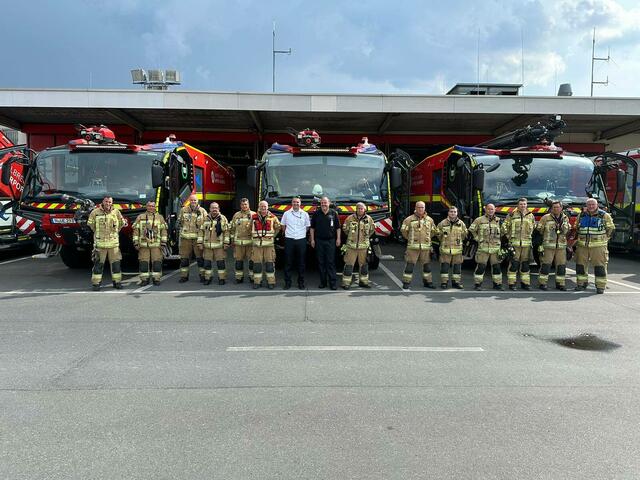 Bürgermeister Christian Vogel im Einsatz bei der Flughafen-Feuerwehr. Regelmäßig taucht er in die  tägliche Arbeit verschiedener Institutionen ein, um den Alltag der Menschen kennenzulernen.  | Foto: Christian Vogel/Flughafen-Feuerwehr