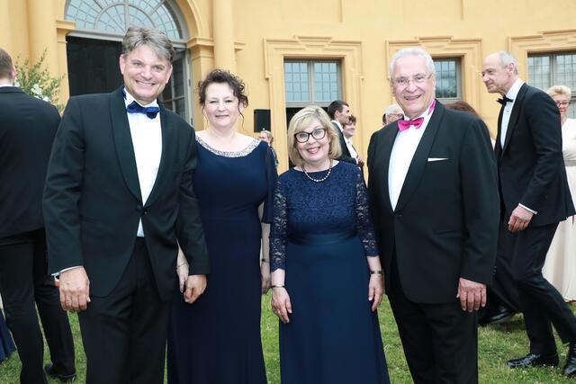 Prof. Dr. Joachim Hornegger (l.) mit Ehefrau Belinda und dem Bayerischen Innenminister Joachim Herrmann (r.) mit  Frau Gerswid.  | Foto: Jürgen Friedrich/Udo Dreier/Verena Dreier