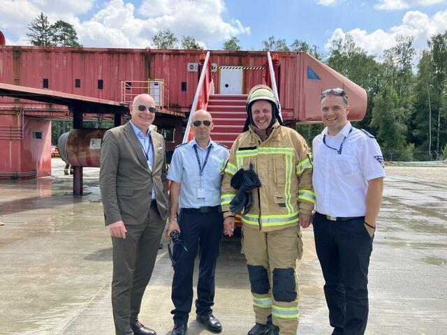 Bürgermeister Christian Vogel im Einsatz bei der Flughafen-Feuerwehr. Regelmäßig taucht er in die  tägliche Arbeit verschiedener Institutionen ein, um den Alltag der Menschen kennenzulernen.  | Foto: Christian Vogel/Flughafen-Feuerwehr