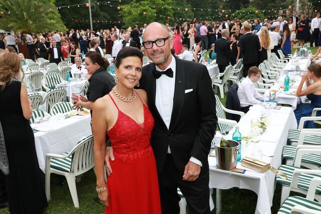 Prof. Dr. Klaus Wübbenhorst (Metropolregion Nürnberg) mit Nicole Mause-König.  | Foto: Jürgen Friedrich/Udo Dreier/Verena Dreier
