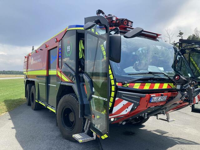 Bürgermeister Christian Vogel im Einsatz bei der Flughafen-Feuerwehr. Regelmäßig taucht er in die  tägliche Arbeit verschiedener Institutionen ein, um den Alltag der Menschen kennenzulernen.  | Foto: Christian Vogel/Flughafen-Feuerwehr