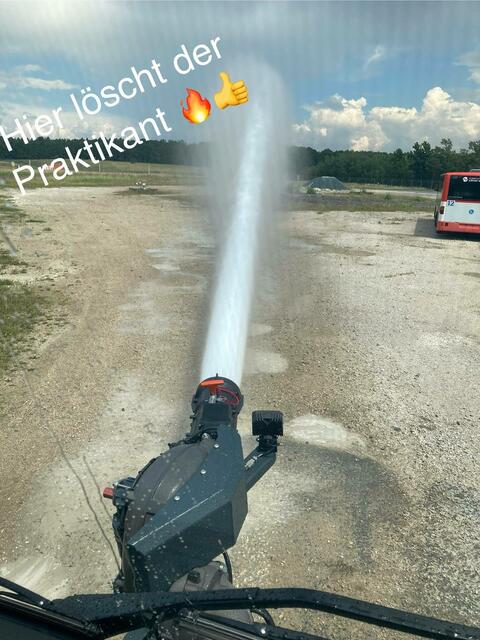 Bürgermeister Christian Vogel im Einsatz bei der Flughafen-Feuerwehr. Regelmäßig taucht er in die  tägliche Arbeit verschiedener Institutionen ein, um den Alltag der Menschen kennenzulernen.  | Foto: Christian Vogel/Flughafen-Feuerwehr