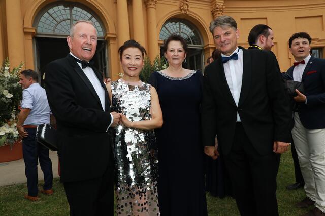 Unternehmer Hans-Georg Geis mit Ehefrau Catherine und Belinda und Prof. Dr. Joachim Hornegger (von links).  | Foto: Jürgen Friedrich/Udo Dreier/Verena Dreier