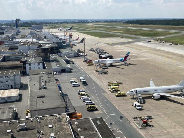Bürgermeister Christian Vogel im Einsatz bei der Flughafen-Feuerwehr. Regelmäßig taucht er in die  tägliche Arbeit verschiedener Institutionen ein, um den Alltag der Menschen kennenzulernen.  | Foto: Christian Vogel/Flughafen-Feuerwehr