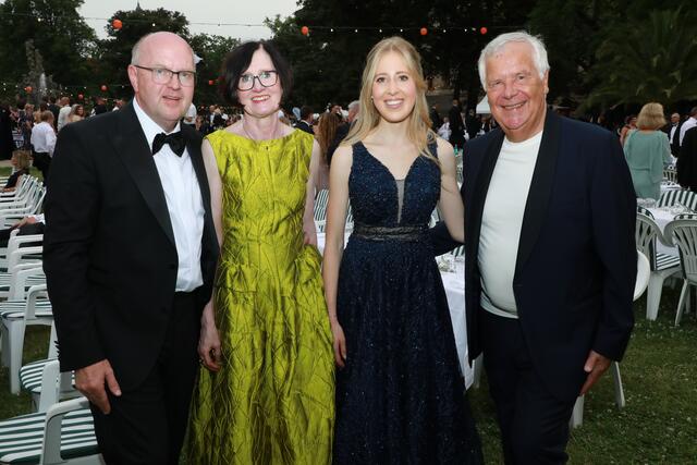 Sparkassen-Vorstandschef Johannes von Hebel (links) mit Gattin Angelika und Unternehmer Hans-Rudolf Wöhrl mit Enkelin Paulina Oncken.  | Foto: Jürgen Friedrich/Udo Dreier/Verena Dreier