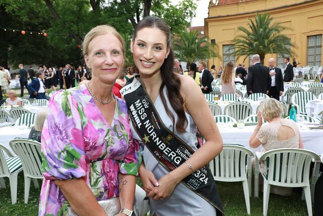 Bezirksrätin Jenny Baier mit der Miss Nürnberg Chiara Brunno.  | Foto: Jürgen Friedrich/Udo Dreier/Verena Dreier