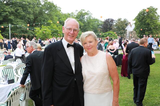  Prof. Dr. Siegfried Balleis (3.v.l.) mit Ehefrau Angelika.  | Foto: Jürgen Friedrich/Udo Dreier/Verena Dreier