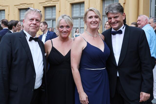 Das Orga-Team: Schlossgartenfest-Macher Gerhard Scherger mit Katrin Lindner, Birgit Baumgart und FAU-Präsident Prof. Joachim Hornegger (von links).  | Foto: Kurt Fuchs