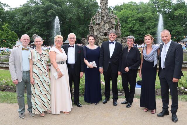 Die Universitätsleitung (von links): Vizepräsident Prof. Andrea Bréard mit Fabio Acerbi, Kanzler Christian Zens mit Gattin Birgit, Präsident Prof. Hornegger mit  Gattin Belinda, Vizepräsidentin Prof. Kathrin Möslein und Vizepräsident Prof. Andreas Hirsch mit Gattin Almuth. | Foto: Kurt Fuchs
