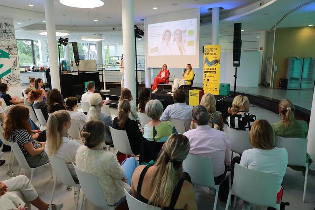 Interessiertes – vor allem weibliches – Publikum beim Roundtable-Talk bei SELLWERK. | Foto: Jürgen Friedrich