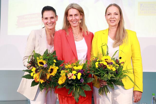 Gruppenbild mit Blumen: Gastgeberin Constanze Oschmann (CEO SELLWERK, Mitte) mit Julia Bangerth, stv.Vorstandsvorsitzende DATEV eG (rechts) und Moderatorin Dr. Christina Blumentritt.