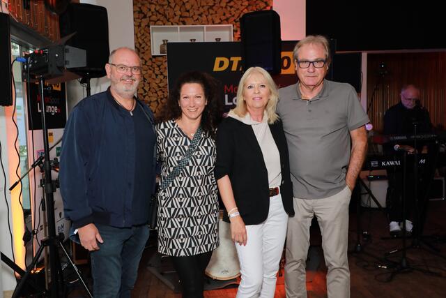 Die Automobil-Granden: Jochen Scharf (li.)mit Partnerin Sarah Dürschinger, Uwe Feser (re.) mit Gattin Alexandra. | Foto: Jürgen Friedrich