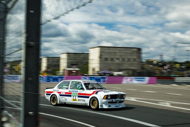 Starkes Foto: M. Meyer kommt im BMW E21 Gruppe 2 ins Schöller-S geflogen. | Foto: ADAC Motorsport