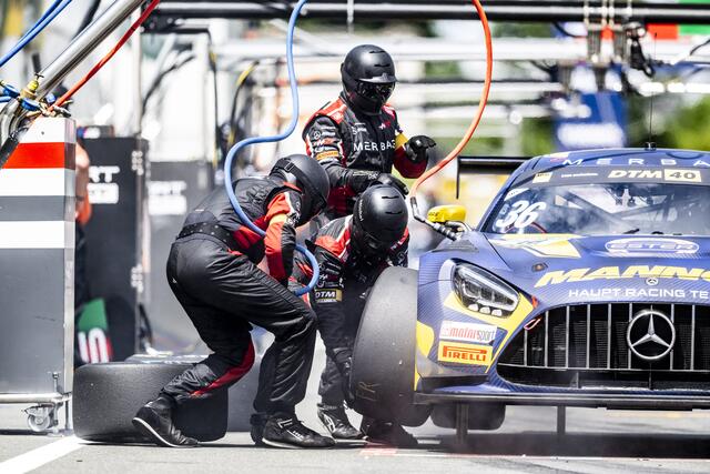 Arjun Maini (Mercedes-AMG GT3 / Mercedes-AMG Team HRT) beim Boxenstopp. | Foto: ADAC Motorsport